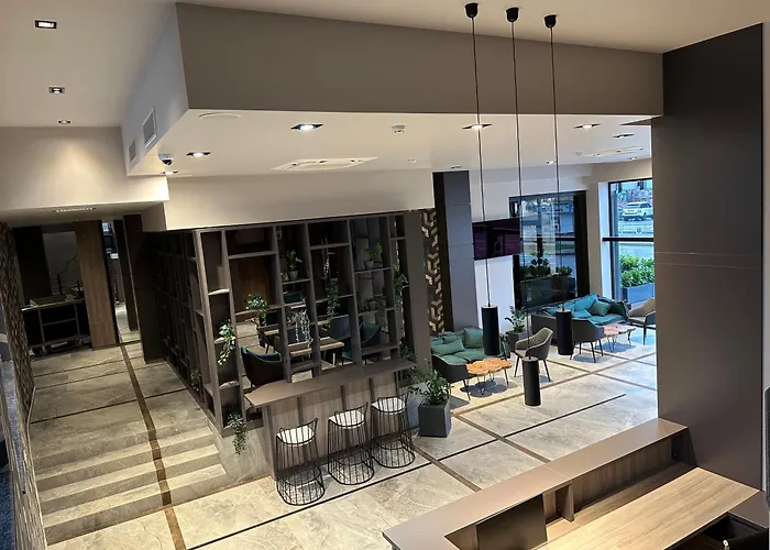 валор Hotel Montana